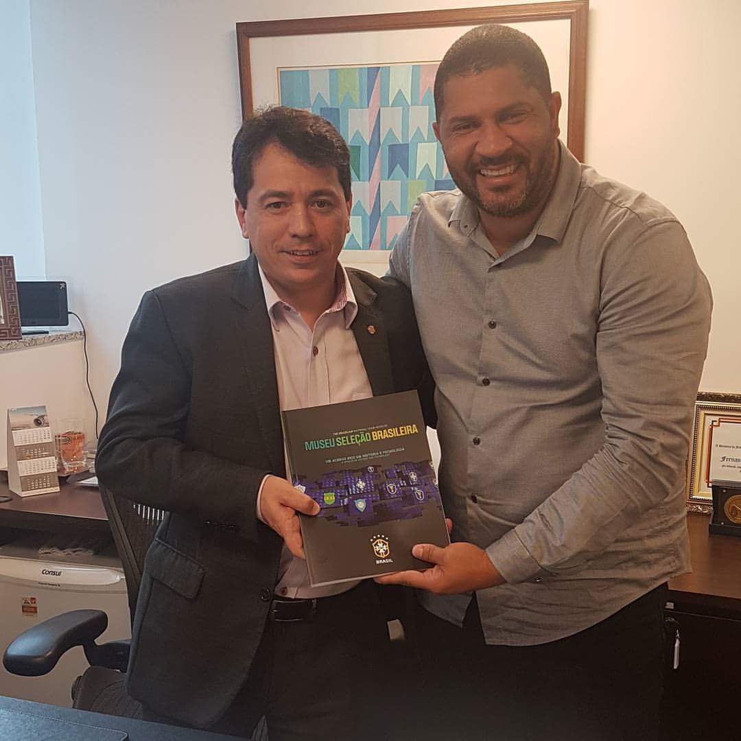 Empresário Alexandre Martins visita Museu da CBF