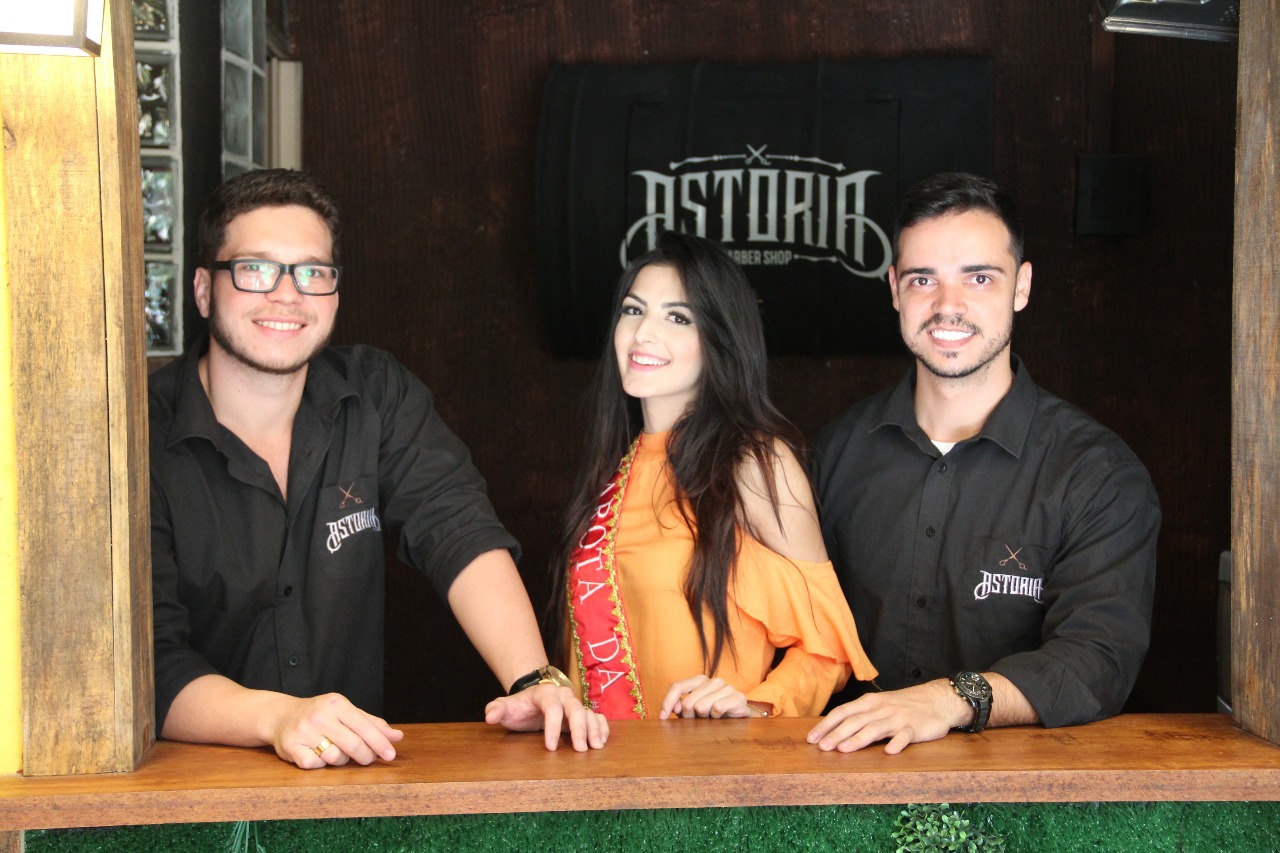 Vencedora de concurso de beleza visita Astoria Barber Shop