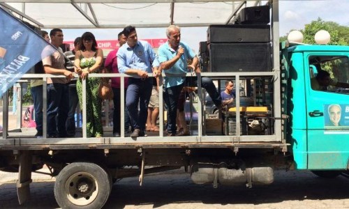 VR: Baltazar faz comício móvel com prefeito eleito de Barra do Piraí na Califórnia