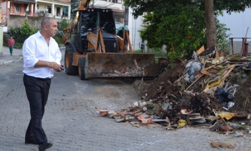 BM: Vereador Renatinho retira entulho de rua do bairro Piteiras