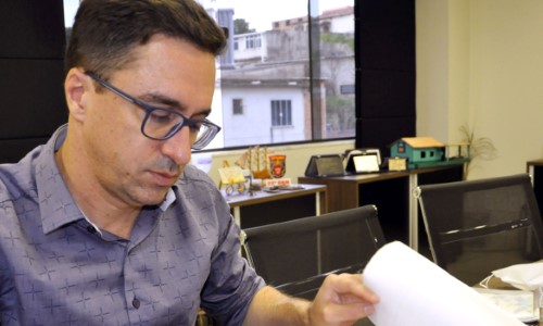 Prefeito de Pinheiral assina decreto que amplia o horário de funcionamento do comércio na época de Natal