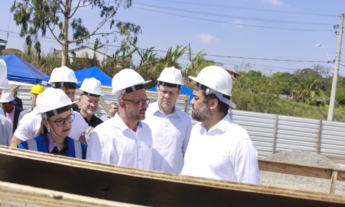 Prefeito de Quatis recebe governador para visita na obra de construção do Hospital Municipal