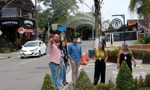 Visita dá início a implantação de Programa ‘Calçada Acessível’ em Itatiaia