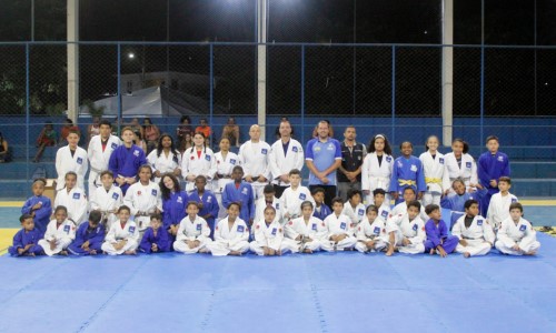 Prefeitura de Miguel Pereira reforça Projeto Jiu-Jitsu com entrega de 40 quimonos a alunos atendidos em Portela