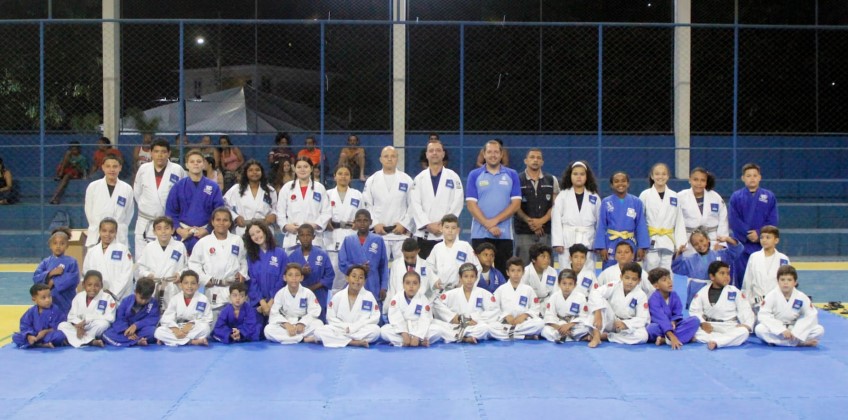 Prefeitura de Miguel Pereira reforça Projeto Jiu-Jitsu com entrega de 40 quimonos a alunos atendidos em Portela