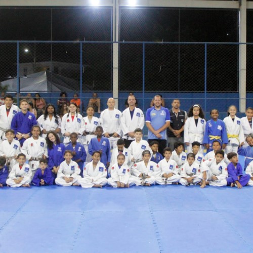 Prefeitura de Miguel Pereira reforça Projeto Jiu-Jitsu com entrega de 40 quimonos a alunos atendidos em Portela