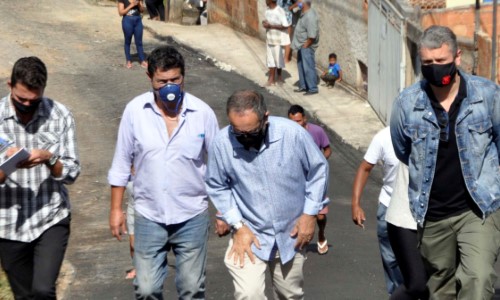 Prefeito de BM acompanha aplicação de asfalto em bairro da Região Leste