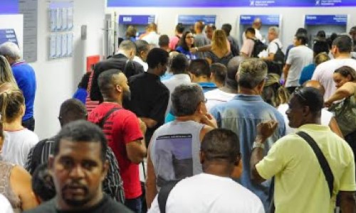 Procon-BM autua agências bancárias por demora no atendimento