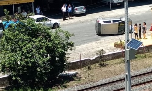 Carro capota no Centro de Barra Mansa