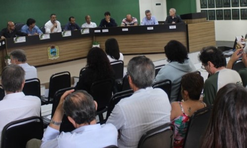 Gases emitidos pelas empresas de Itatiaia levam moradores à Câmara Municipal