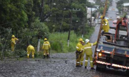 Saiba como evitar os transtornos que as chuvas de verão causam na rede elétrica