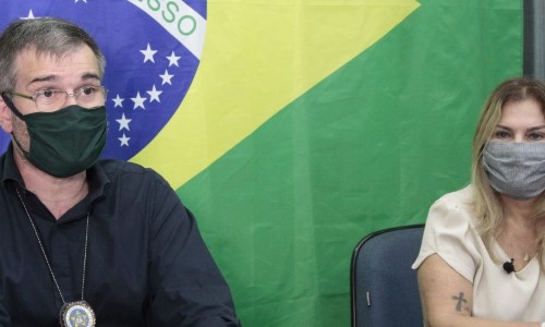 Márcia Cury entrega relatório de ações para o enfrentamento ao Covid-19 ao deputado Antonio Furtado