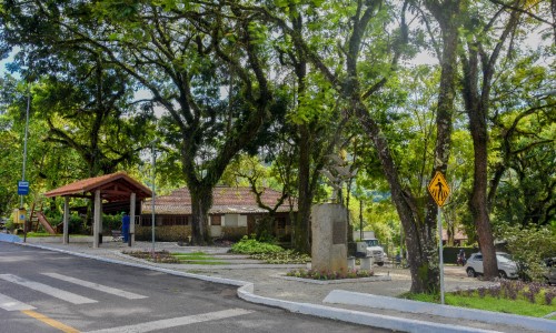 Prefeitura entrega obras de revitalização da Praça Finlândia, em Penedo, neste sábado