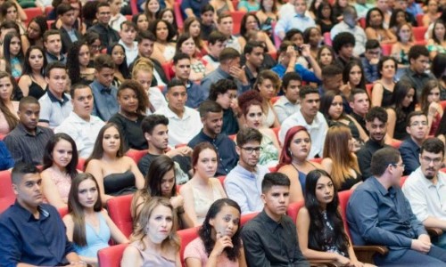 Mais de 220 alunos do Ensino Médio da Fevre se formam em Volta Redonda