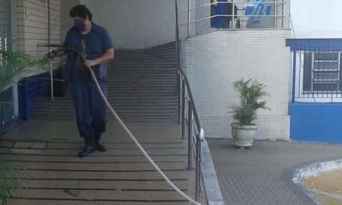 Prefeitura higieniza e sanitiza centro comercial e unidades de saúde em VR