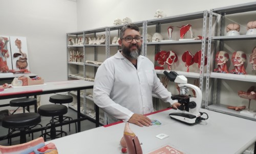 Professor da Estácio recebe prêmio de Biomédico do Ano