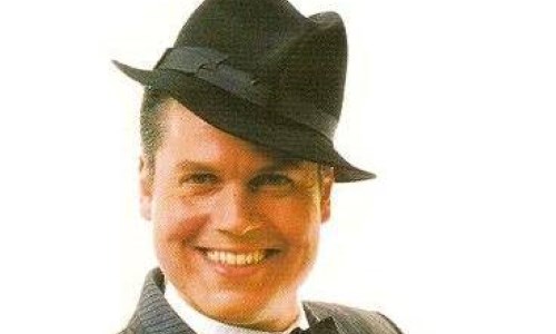 Musical Um Século com Frank Sinatra no palco do Sest Senat Barra Mansa