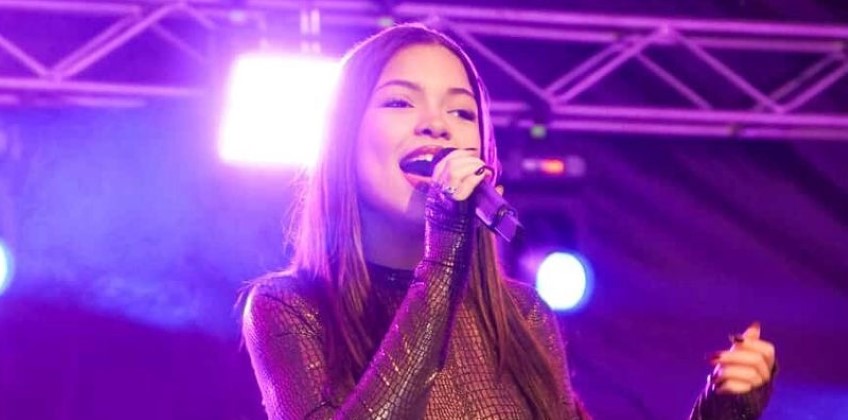 Iza Victória: A nova voz do pop brasileiro que conquista também o Sul Fluminense