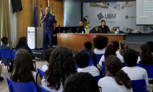 Comandante da Guarda de Barra Mansa palestra sobre Fake News no UBM