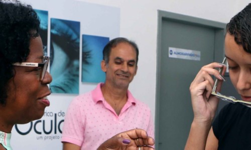 Vice-prefeita de Barra Mansa entrega novos óculos para jovens e idosos