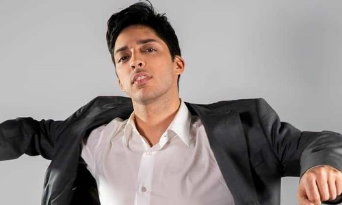 Magno Navarro traz show de stand-up comedy e imitações ao Espaço Z, em Resende