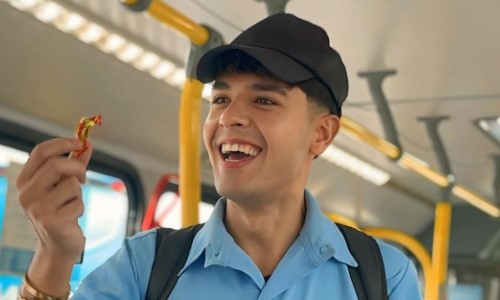  “Menino da Bala”: o ambulante que conquistou a internet com histórias reais e inspiradoras