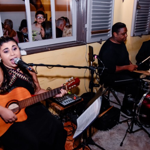 Banda Nossa Essência conquista público com identidade musical vibrante e dupla de vozes marcantes