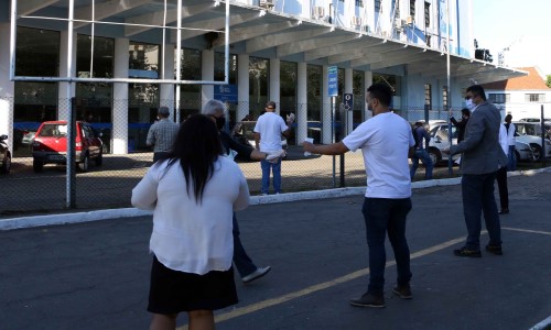 Fieis da Igreja Assembleia de Deus realizam cerimônia de adoração em frente à prefeitura de BM