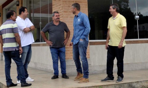 Prefeito de BM entrega licença ambiental de funcionamento para churrascaria