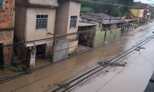 Rio Barra Mansa transborda na altura do Nova Esperança