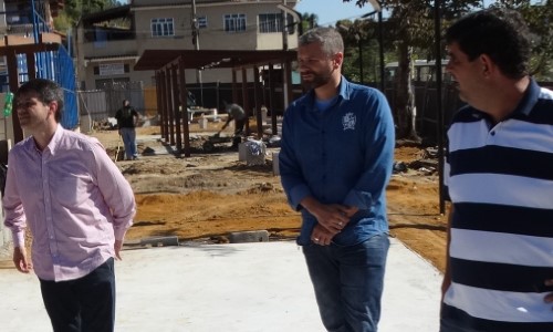 Alexandre Serfiotis garante recursos para o bairro Colônia, em Barra Mansa