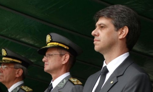 Alexandre Serfiotis participa da entrega de espadins na AMAN