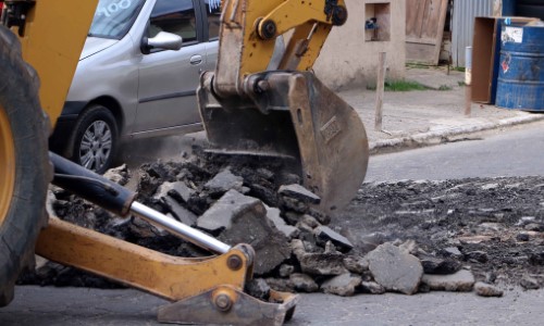 Moradores comemoram asfalto em vias do bairro Boa Sorte, em Barra Mansa