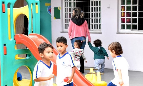Prefeitura de Angra inicia a entrega de 21 mil kits de uniformes