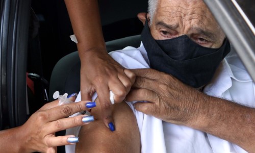 Barra Mansa aplica primeira dose em pessoas de 67 anos e segunda em idosos de 79 nesta quinta