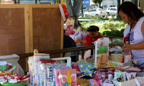 Artigos natalinos e presentes são opções na Feira de Artesanato de VR