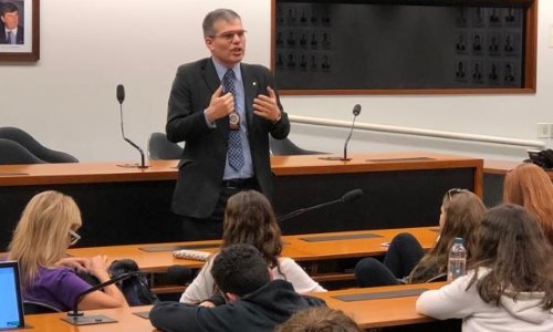 Alunos de escola do Rio conversam com o Deputado Delegado Furtado em Brasília